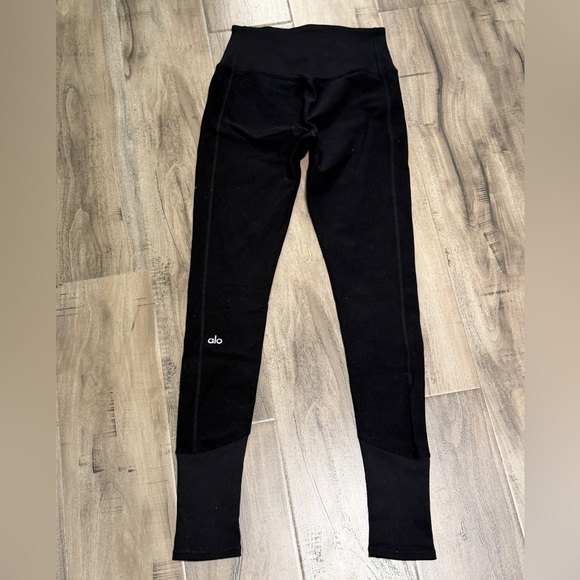ALO Yoga | 7/8 High Waist Alosoft Lounge Legging in Black - Picture 2 of 3